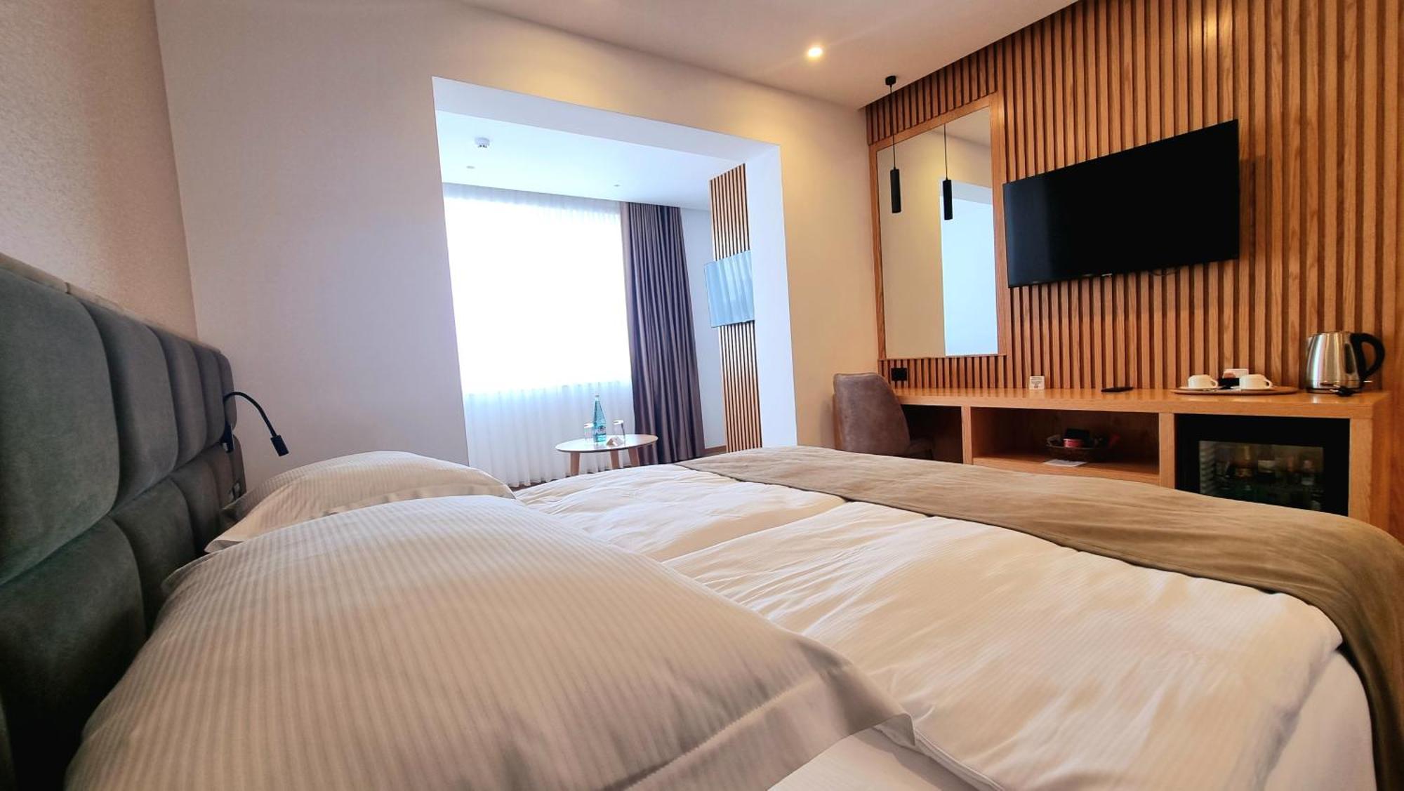 Sibb Hotel Тирана Экстерьер фото