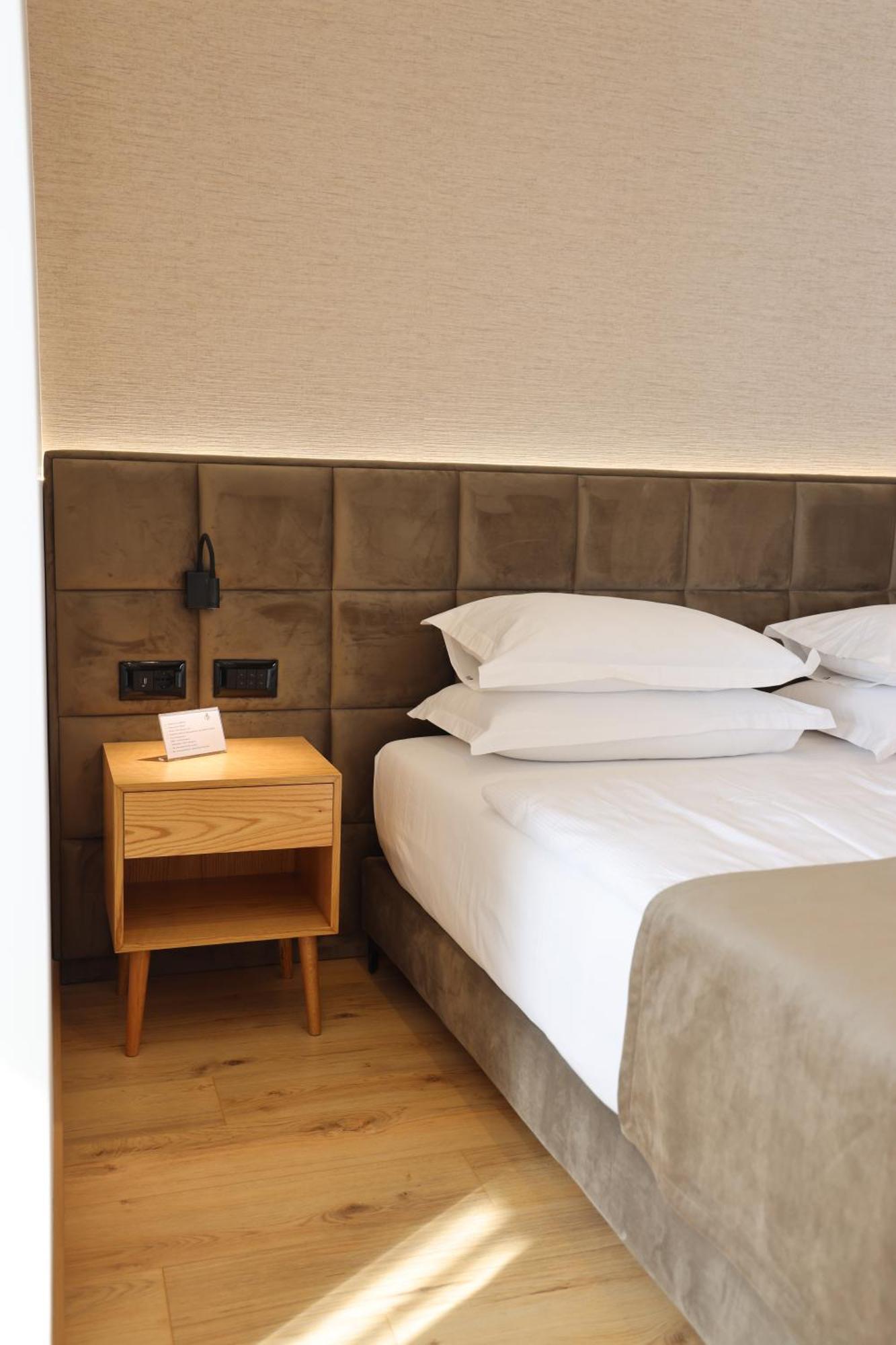 Sibb Hotel Тирана Экстерьер фото