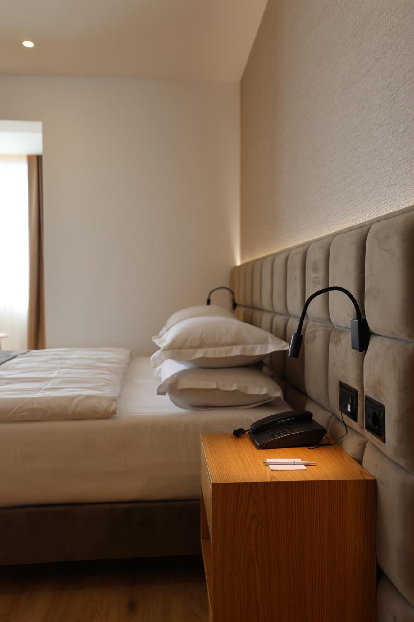 Sibb Hotel Тирана Экстерьер фото