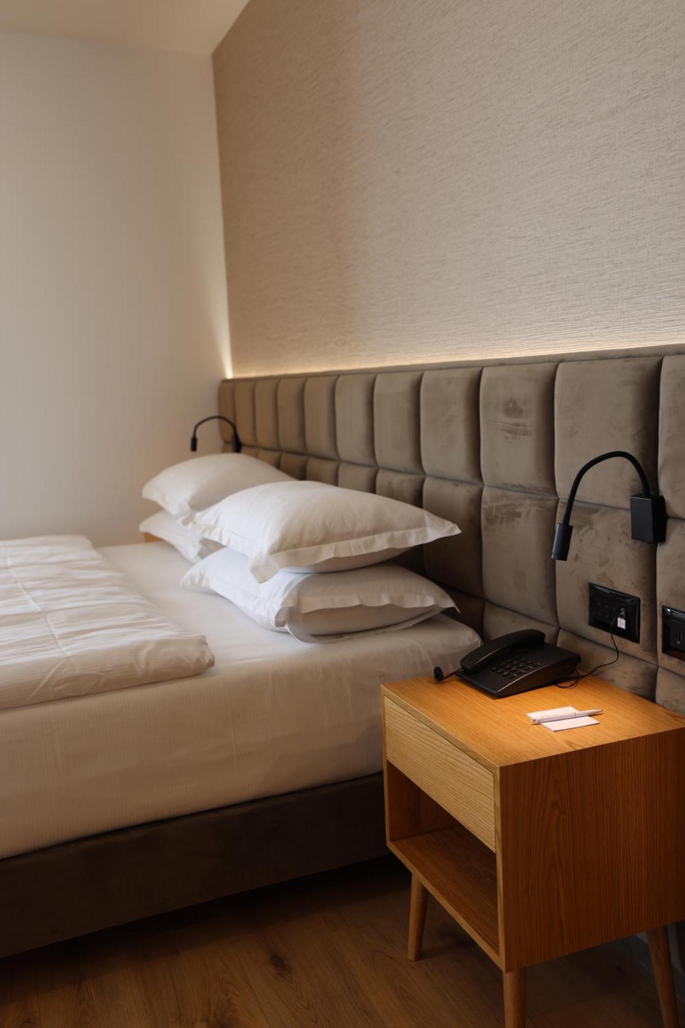 Sibb Hotel Тирана Экстерьер фото