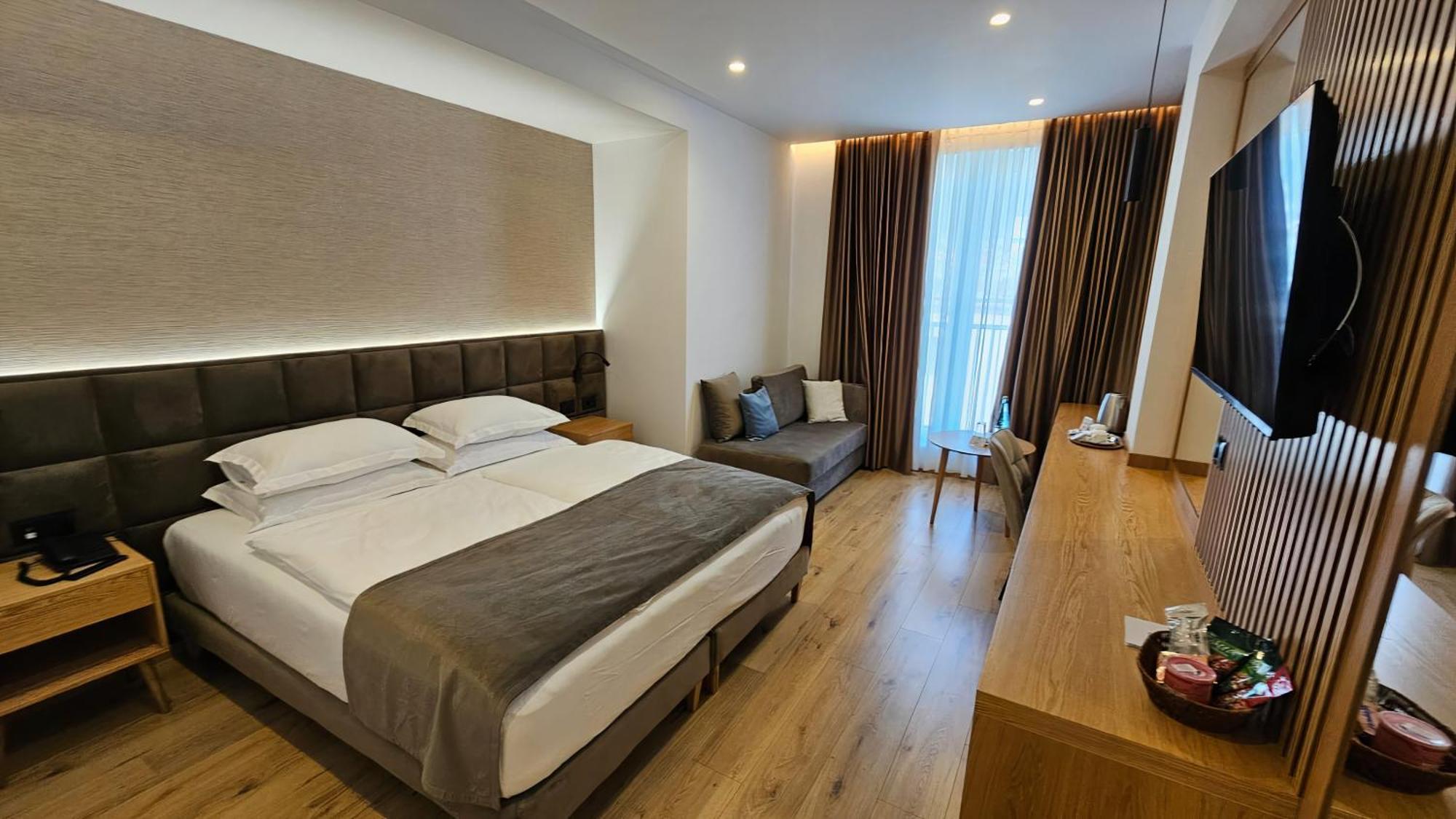 Sibb Hotel Тирана Экстерьер фото